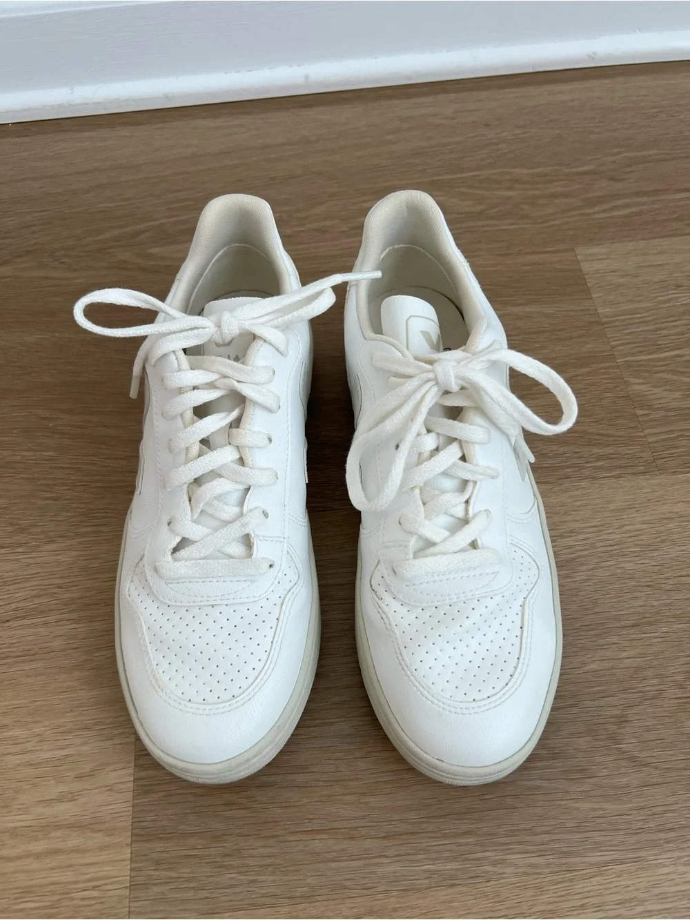 Veja V10 Low-Top Sneaker